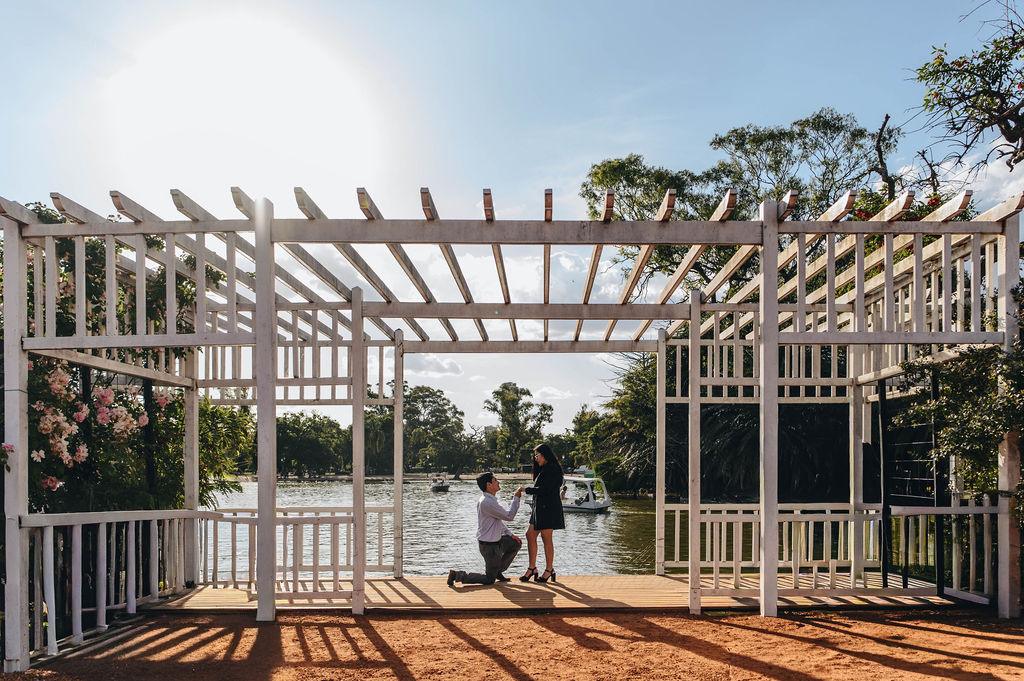 David y Tatiana bajo la pérgola de El Rosedal, atardecer