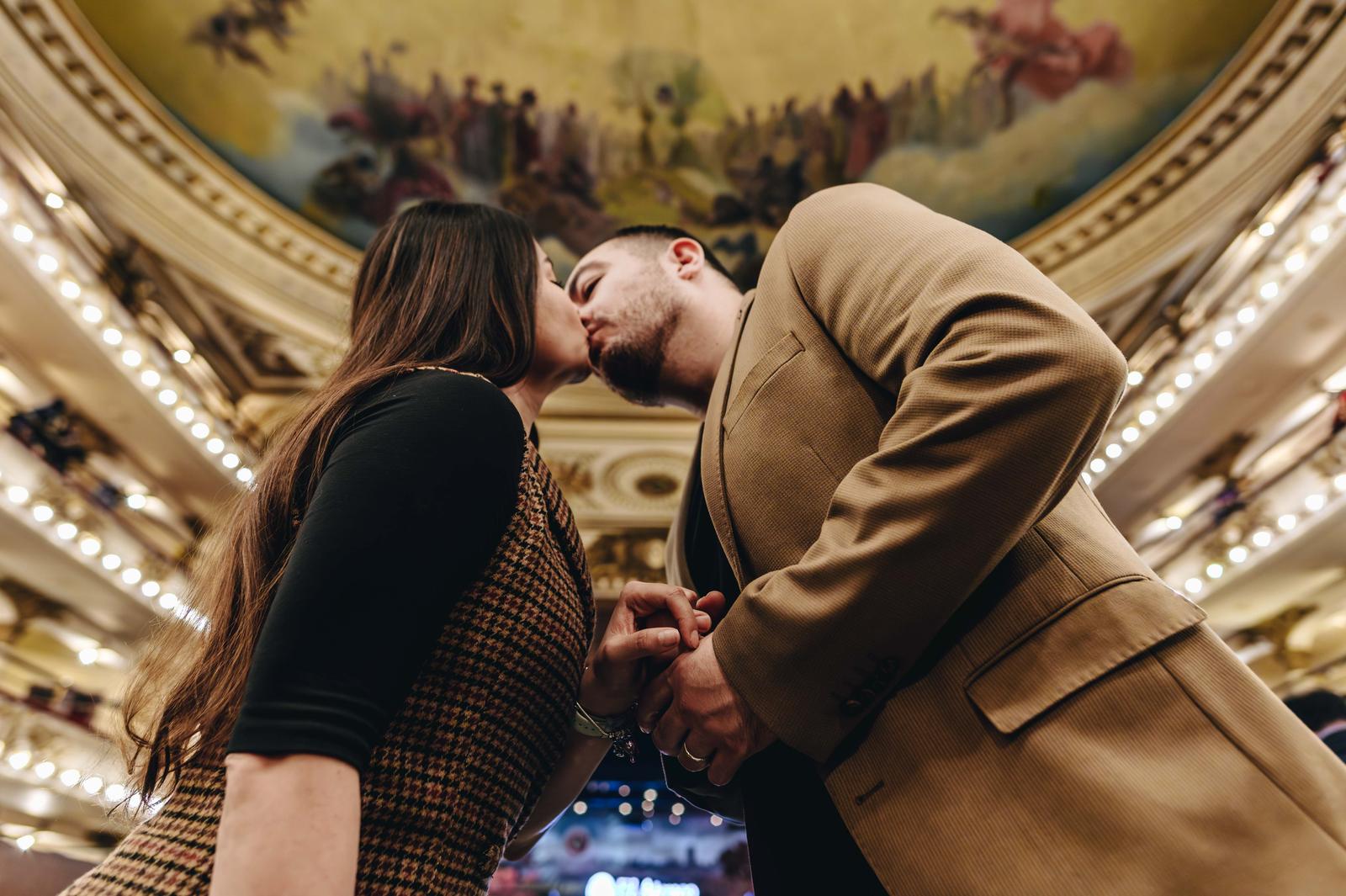 Beso bajo la cúpula de El Ateneo Grand Splendid