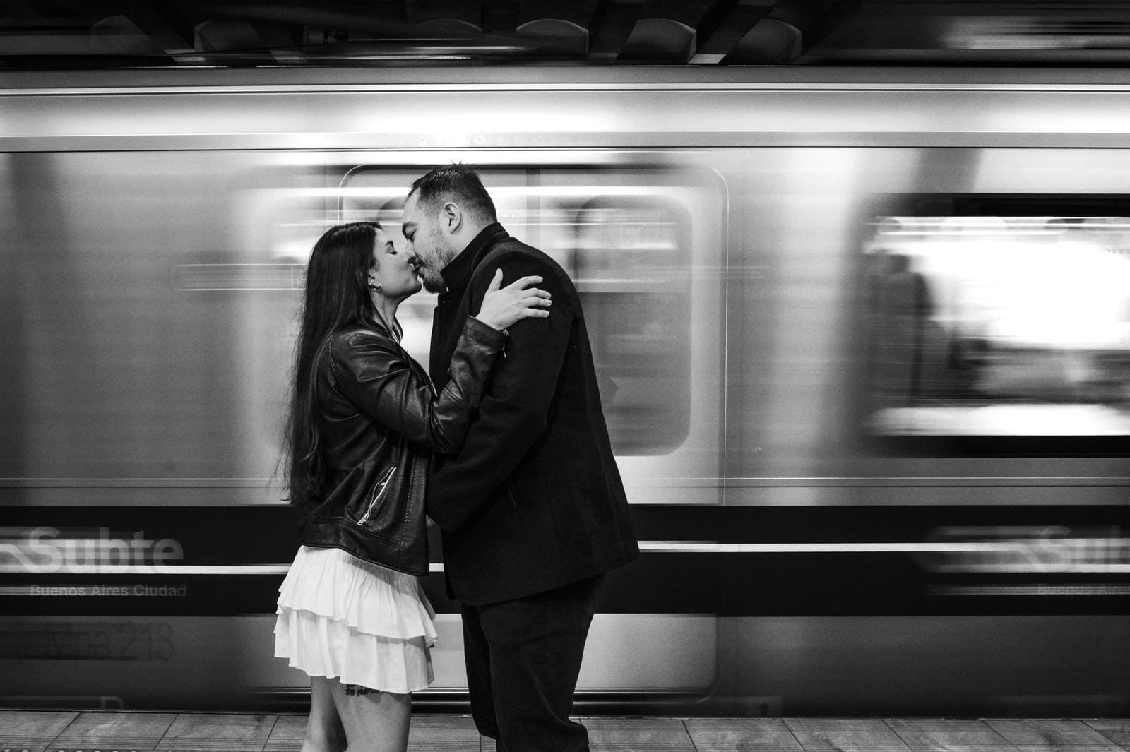 Beso con el subte pasando de fondo, volviendo a casa