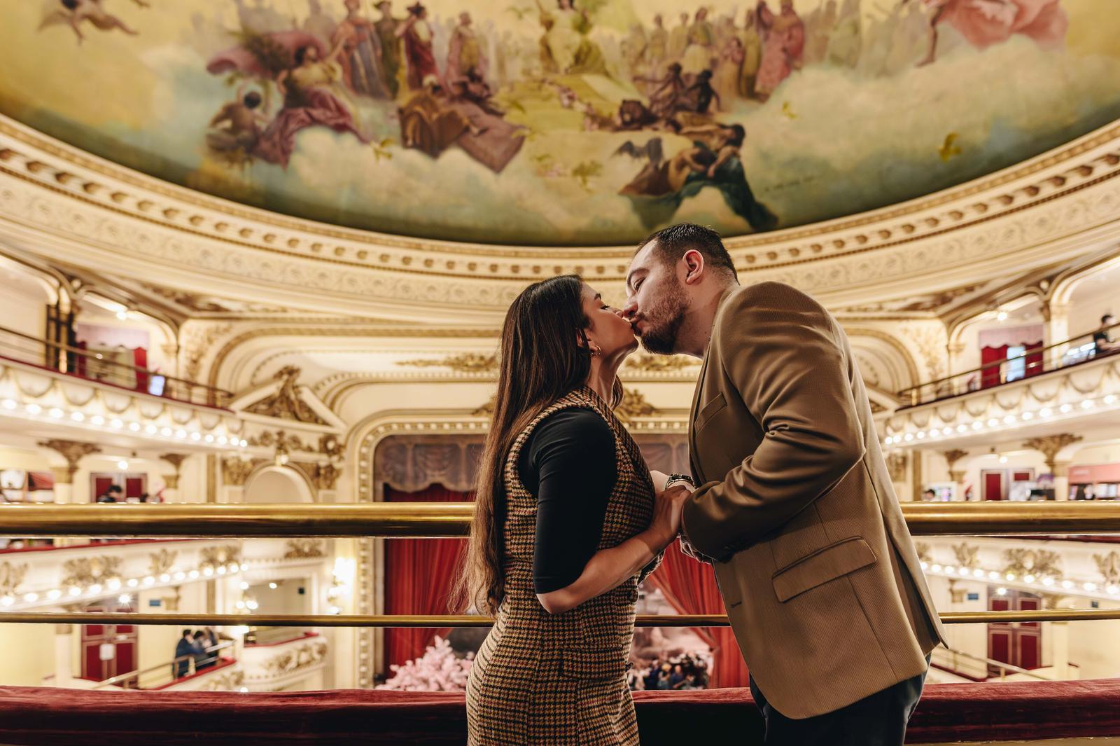 Beso en el palco de El Ateneo Grand Splendid