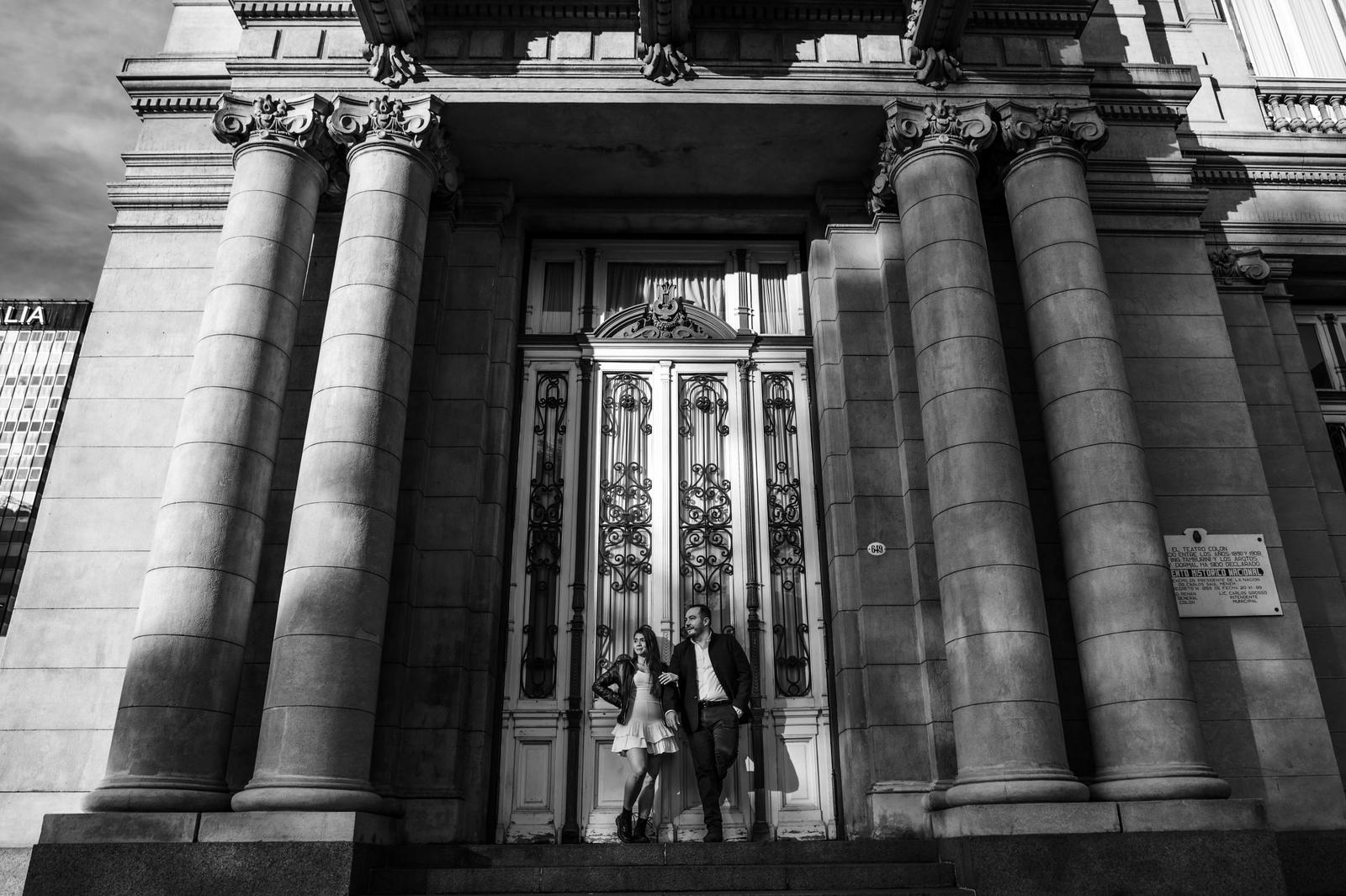 Las escalinatas del Teatro Colón, blanco y negro