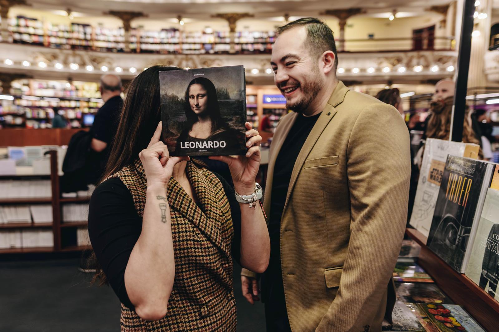 Jugando con un libro de Leonardo en El Ateneo Grand Splendid