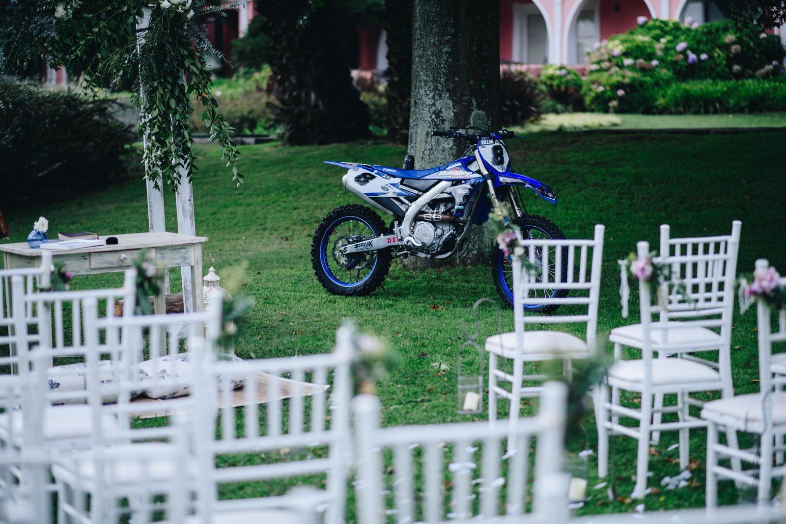 La moto sola junto a las sillas de la ceremonia