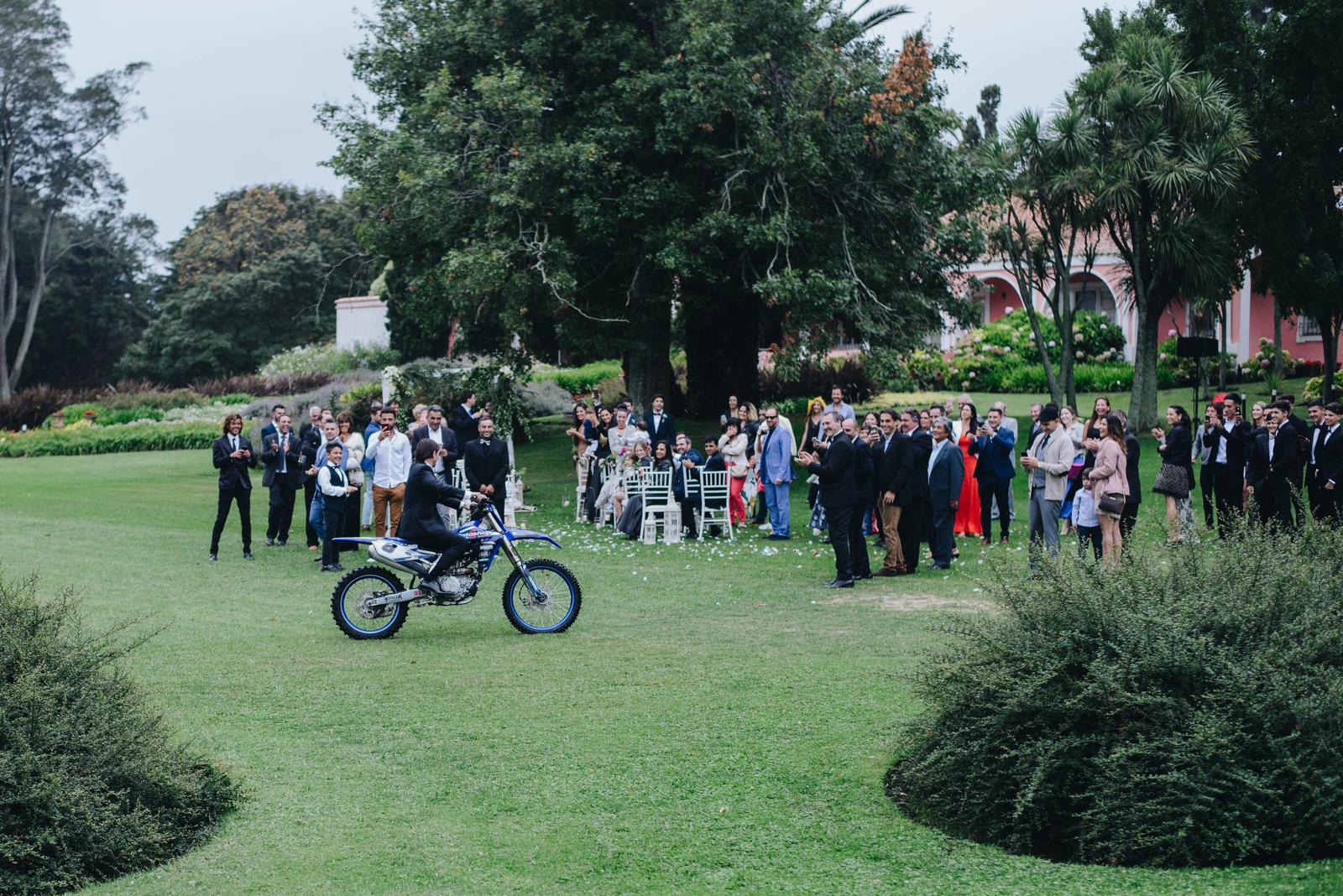 Demian llega a la ceremonia en moto