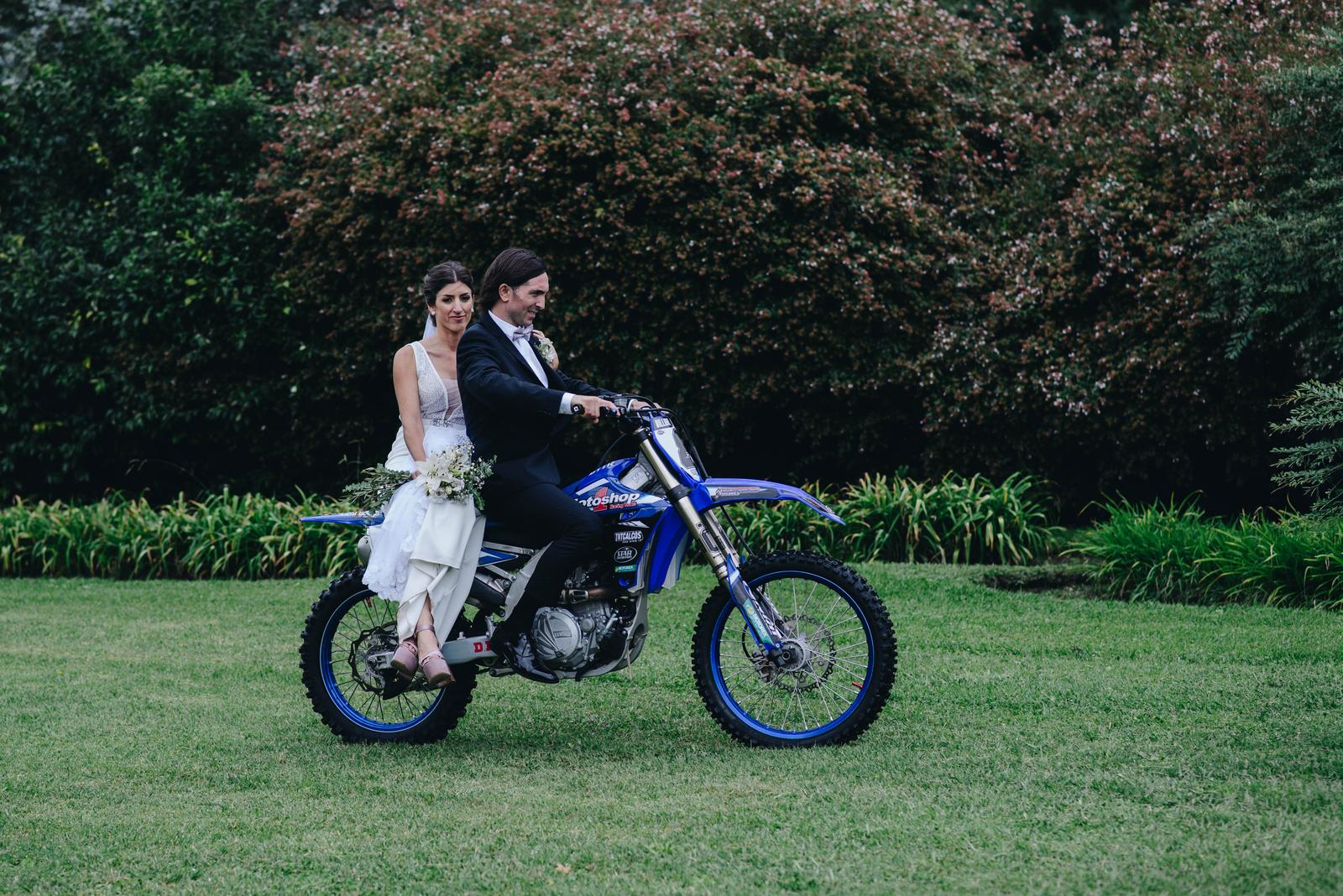 Mary y Demian arriba de la moto, sonriendo