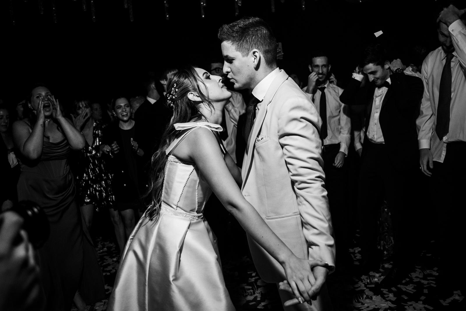 Beso en la pista, en blanco y negro
