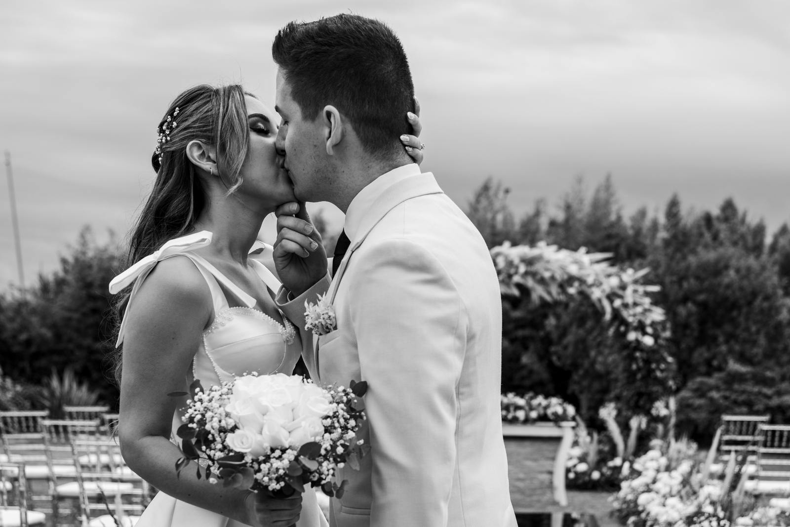 El beso al verse por primera vez, first look