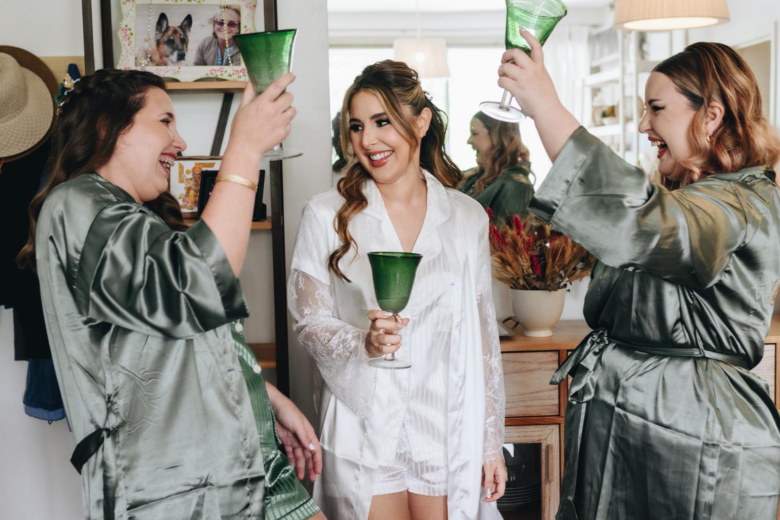 Brindis con sus hermanas durante la previa
