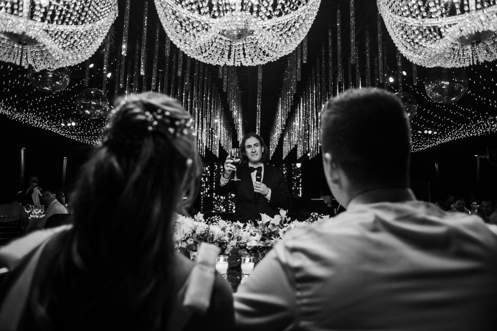 Brindis desde la mesa de los novios
