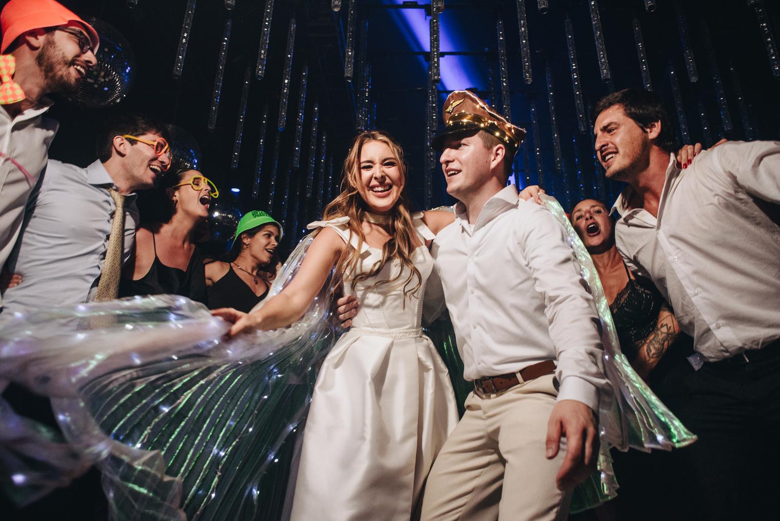 Cierre de fiesta con disfraces led