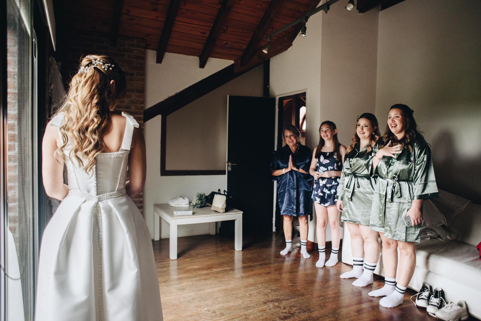 La reacción de sus hermanas al verla vestida
