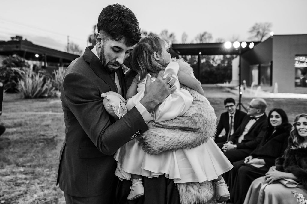 Un abrazo de un padre con su hija, en blanco y negro