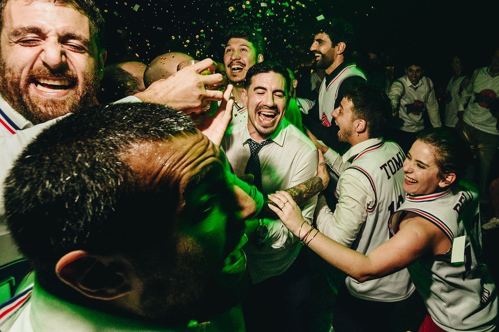 Un abrazo grupal en medio de la fiesta