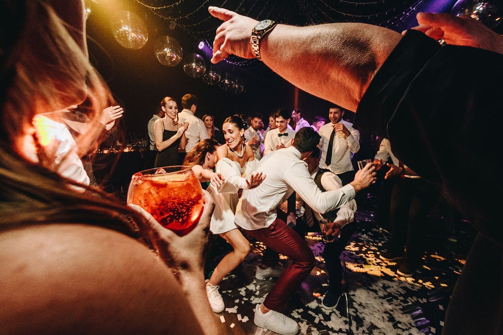 Amigos bailando con confeti