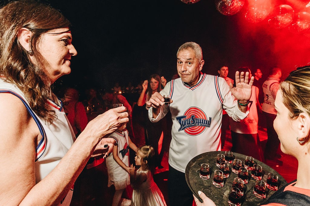 Amigos festejando con las camisetas, en blanco y negro