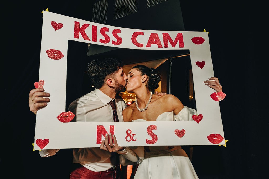 Beso en el cartel de kiss cam