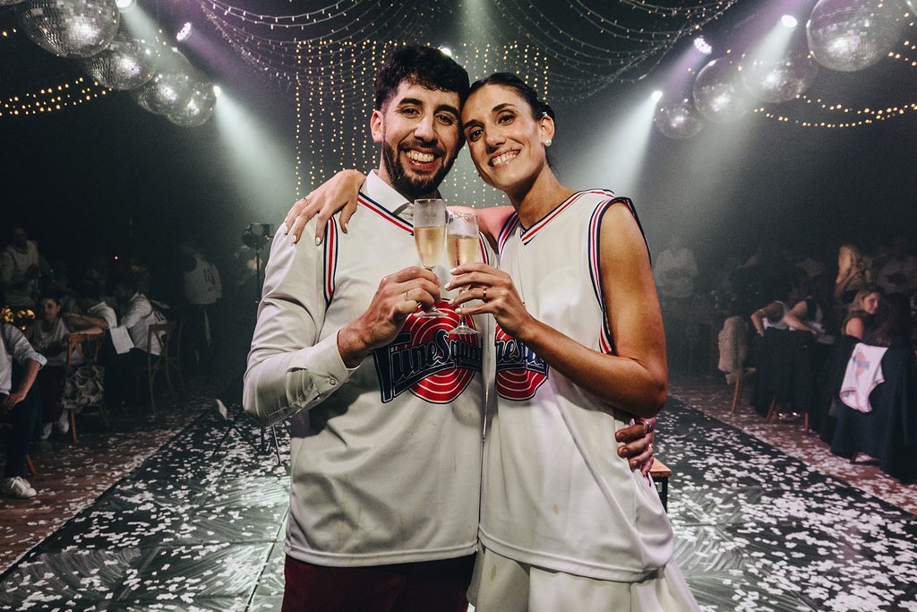 Brindis de los novios, ya con las camisetas puestas