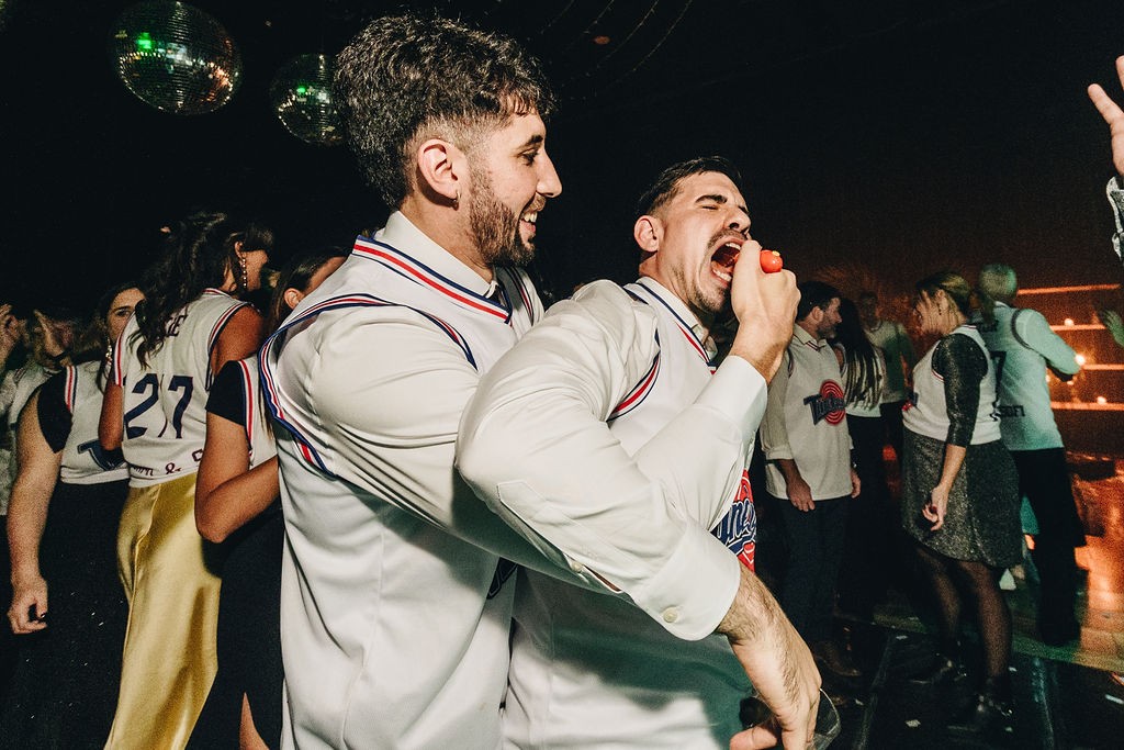 Festejo con las camisetas en la pista