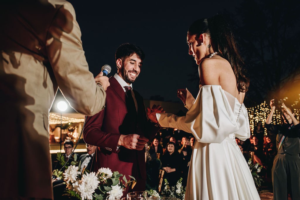 Los invitados celebrando con las manos arriba