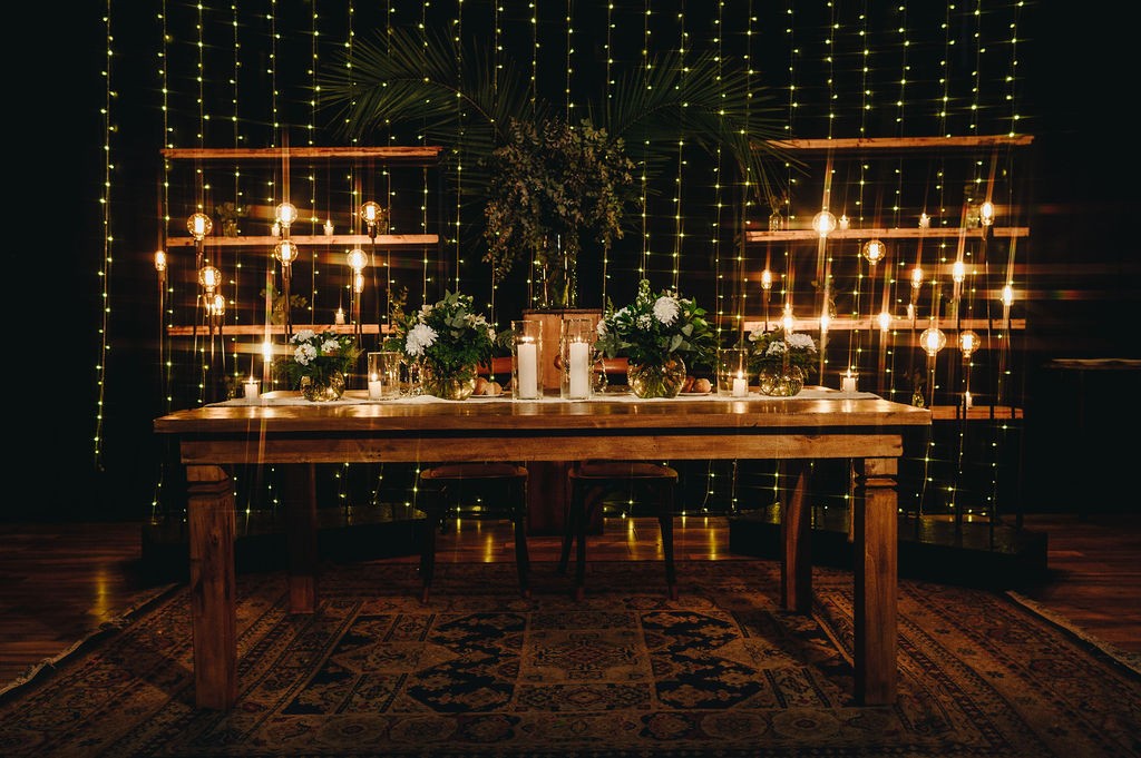 La mesa principal decorada con luces