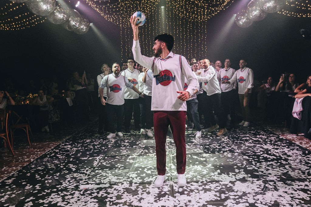 Nico levantando el trofeo de la noche