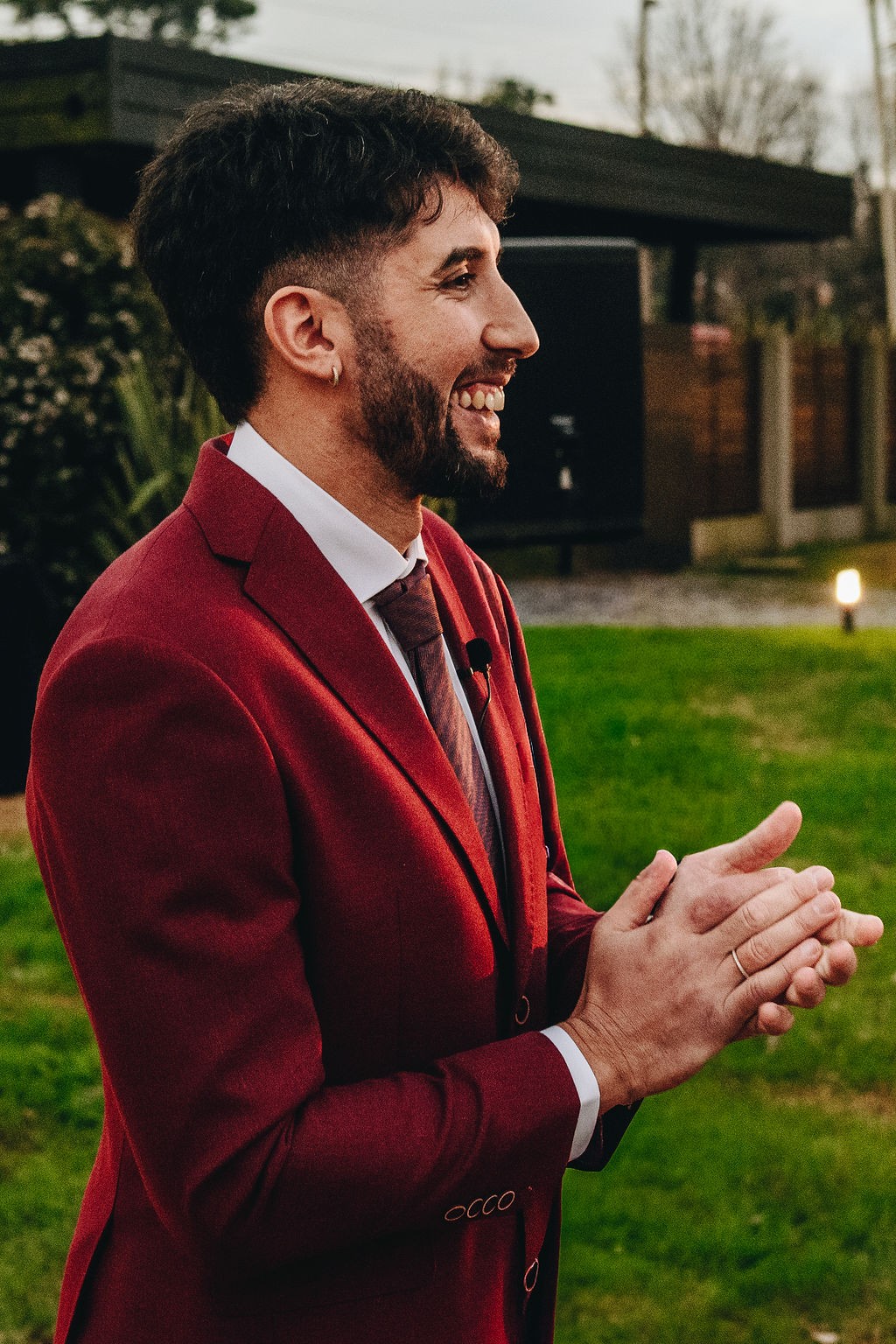 Nico sonriendo durante la ceremonia