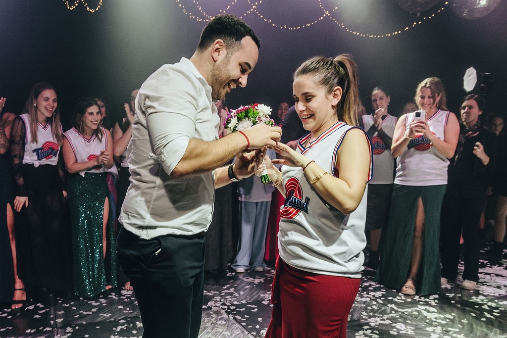 La propuesta de casamiento sorpresa durante la tirada del ramo