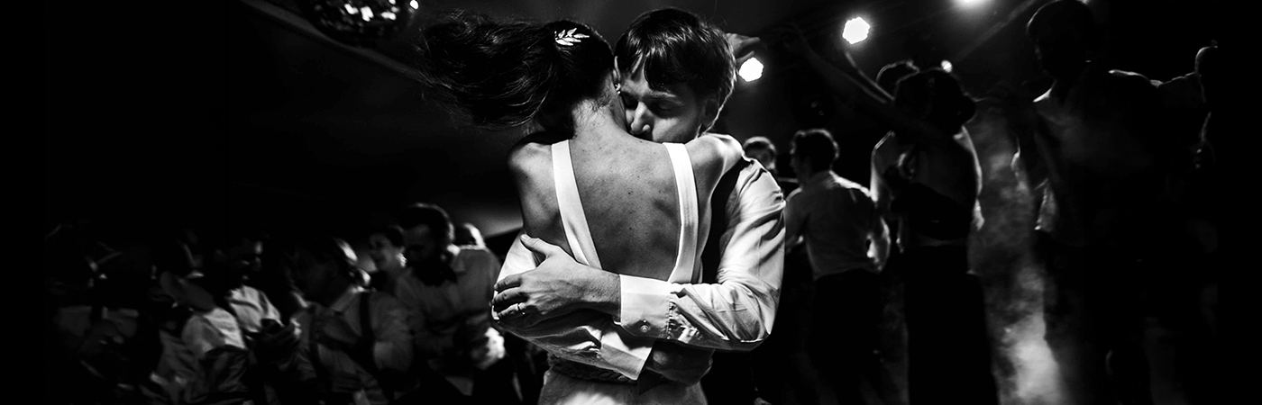 Pareja abrazada en la fiesta de casamiento en Capitán Sarmiento