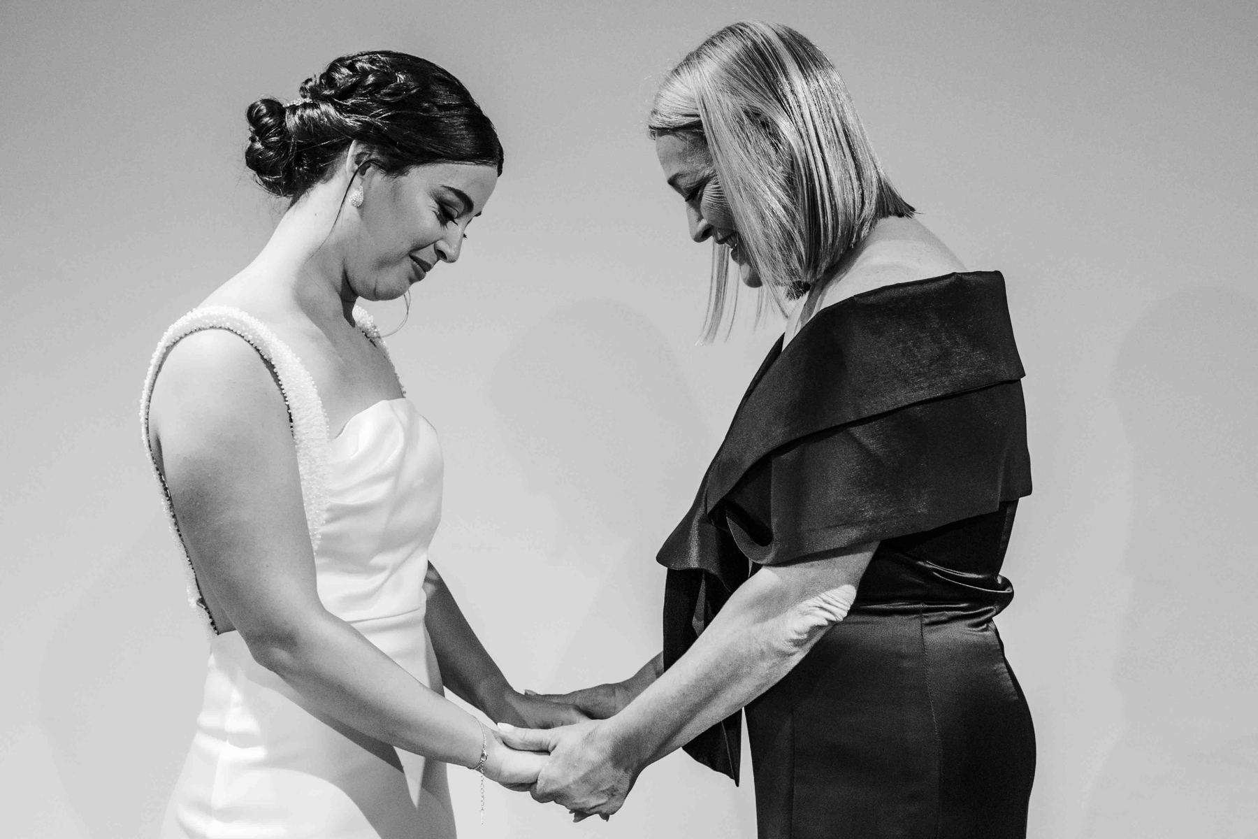 Momento de conexión entre madre e hija el día de la boda