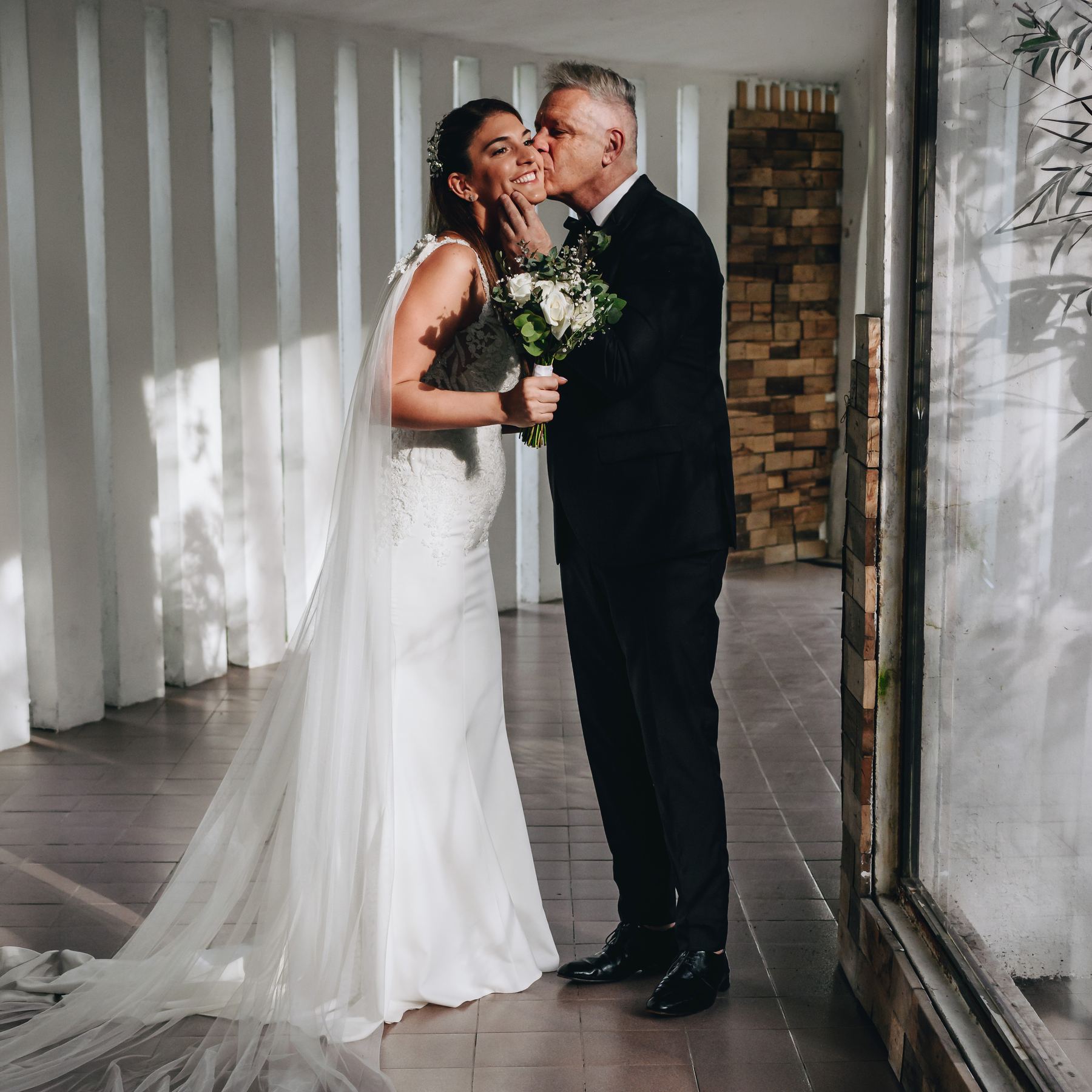 Beso entre la novia y su padre durante la boda en Espacio Mendoza