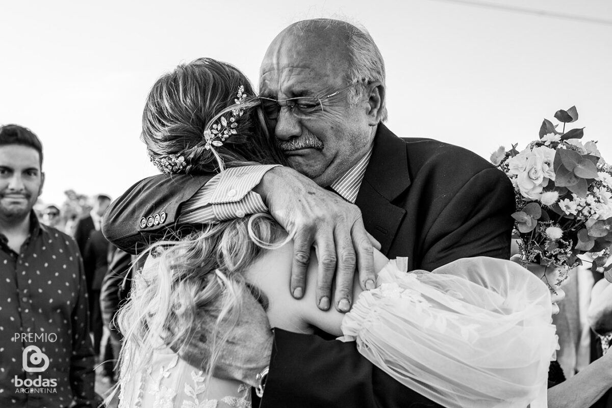 Novia abrazando a su papá, momento emotivo en la ceremonia