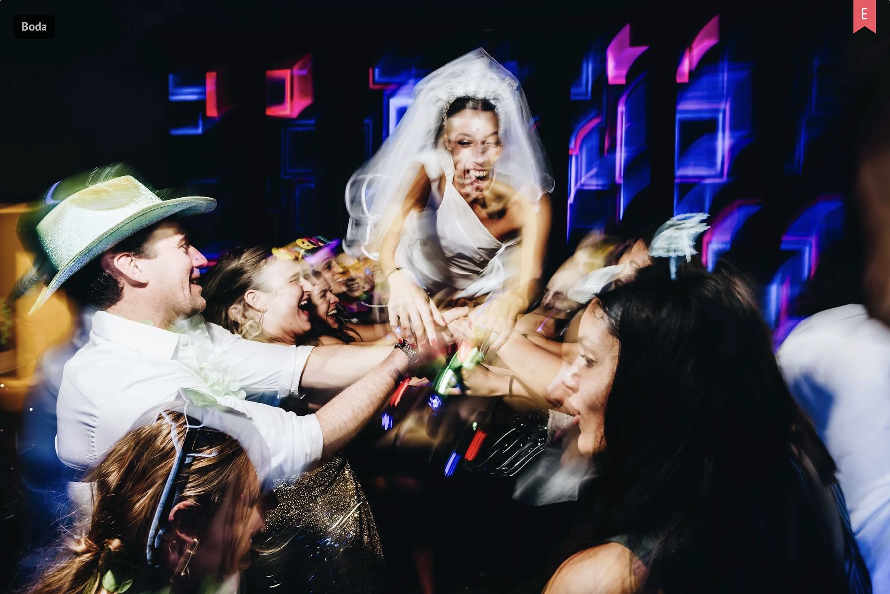 Novia festejando con efecto de movimiento y luces de colores