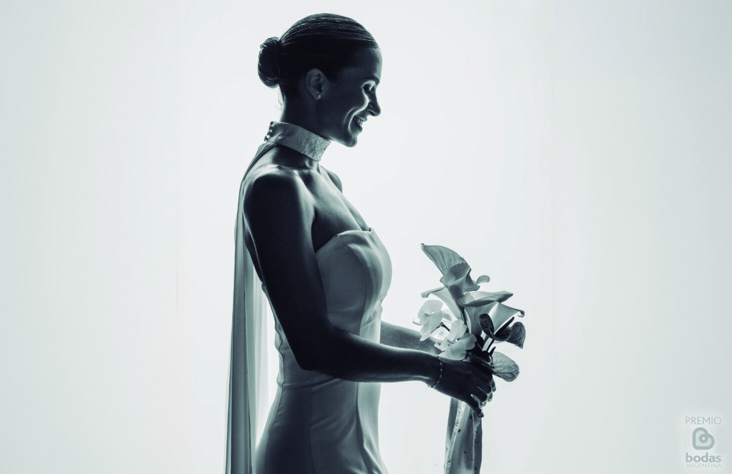 Perfil de la novia con ramo de calas, blanco y negro