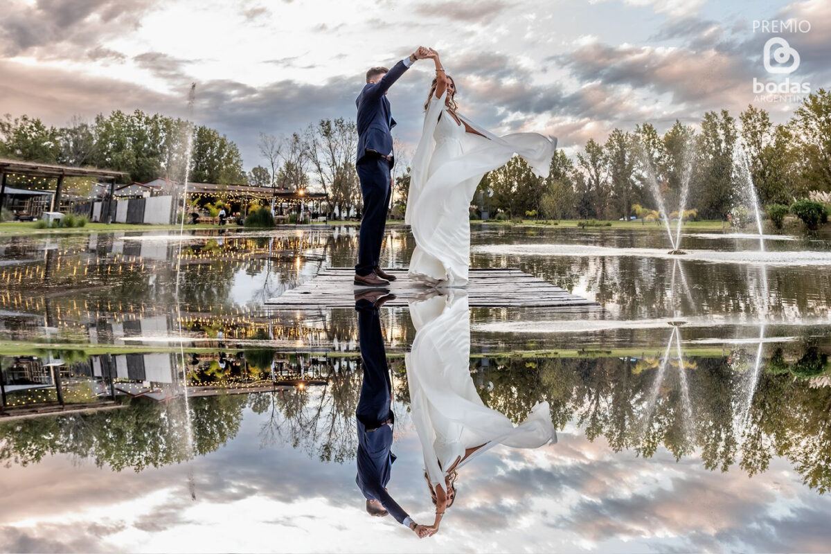 Novios bailando al atardecer con reflejo en la laguna, Espacio PK Granero