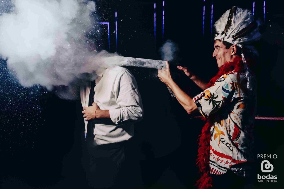 Broma con plumas y humo en la fiesta de casamiento de noche