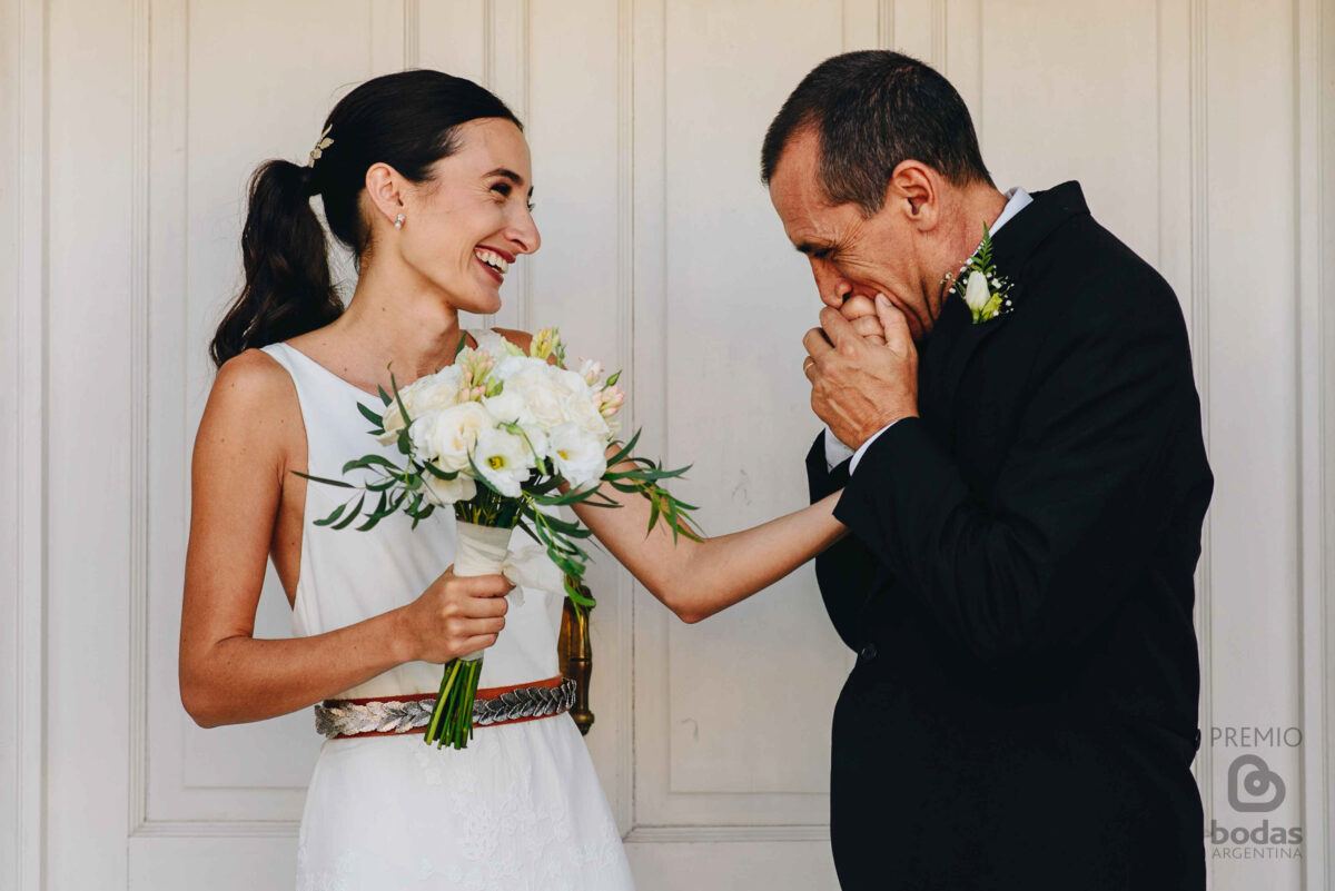 Papá de la novia emocionado besando su mano