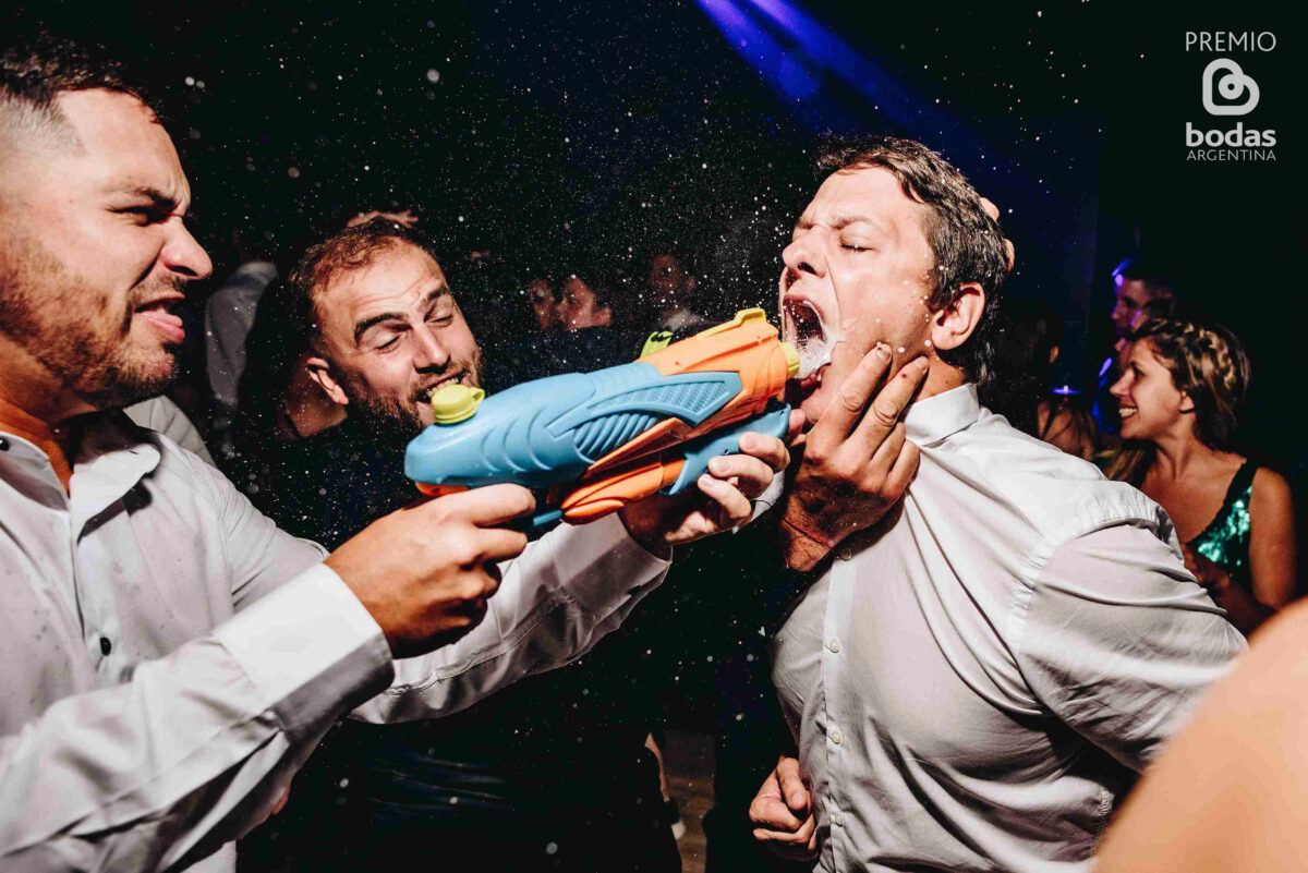 Pistola de agua en la boca durante la fiesta