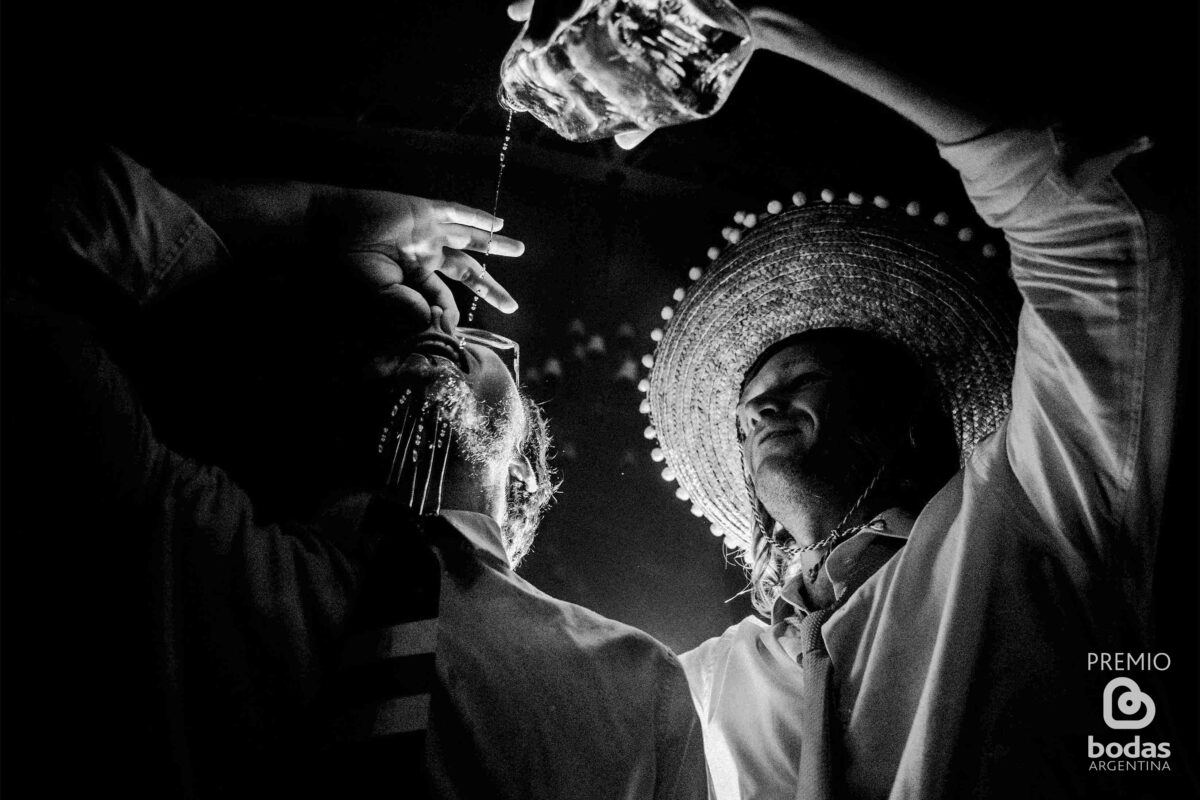 Broma con sombrero y agua en la fiesta de casamiento